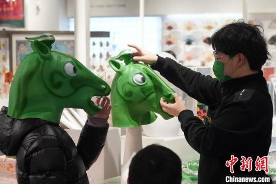 圖為“神馬來(lái)了”銅奔馬頭套?！【琶赖┰?攝