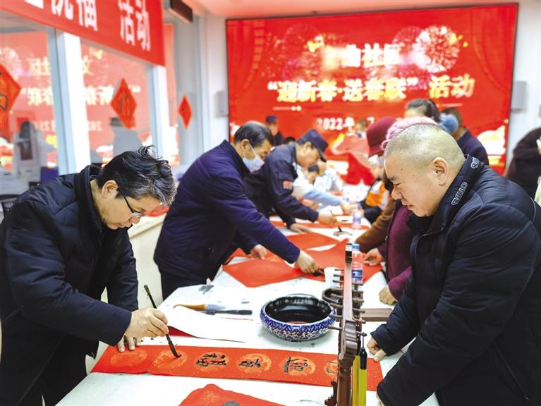 蘭州新區(qū)開展“墨香四溢送春聯(lián)·情暖文曲送祝?！被顒?dòng)