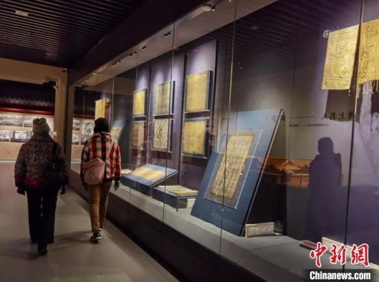 圖為蘭州市民參觀博物館展品?！⌒煅?攝