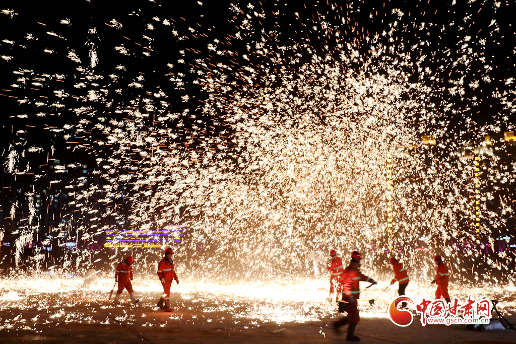 【隴拍客】炫彩奪目！非遺絕技永靖王氏“打鐵花”綻放夜空引關(guān)注