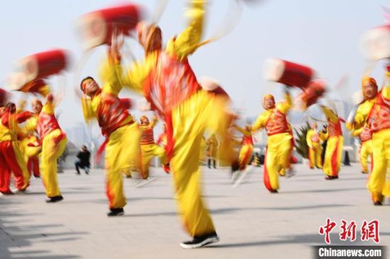 2019年2月19日，演員在黃河岸邊的蘭州水車博覽園內進行太平鼓表演，歡慶元宵佳節(jié)。(資料圖) 　楊艷敏 攝