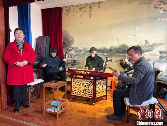 圖為蘭州鼓子表演者王常玉登臺演唱，她是這項入列國家級非物質(zhì)文化遺產(chǎn)的曲藝表演者中，為數(shù)不多的女演員?！堨下?攝