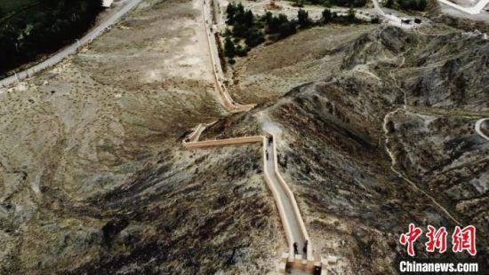 圖為甘肅嘉峪關懸臂長城吸引游客打卡 。(資料圖) 李亞龍 攝