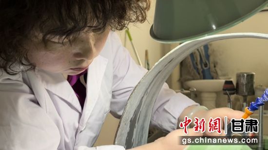 夜光杯制作學(xué)徒謝小琴坦言，雖工作枯燥，但是能夠掌握國(guó)家級(jí)非遺技藝是很自豪的。王牧雨 攝