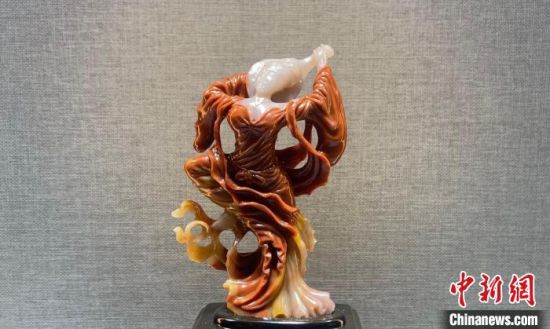 圖為翩然起舞的飛天玉雕?！「攥?攝