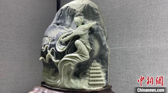 圖為李學(xué)平的玉雕作品?！「攥?攝