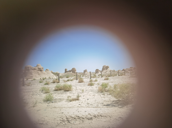 插圖2：透過河西走廊遺存的古陶片孔洞所見。攝影：陳曉斌。拍攝日期：2020年6月。