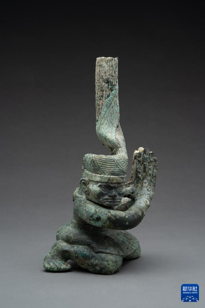 四川廣漢市三星堆商代遺址四號坑出土扭頭跪坐銅人像（資料圖）。