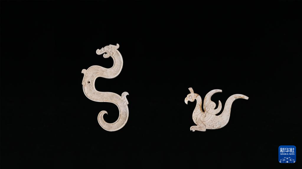 江西樟樹市國字山戰(zhàn)國墓葬出土玉龍、玉鳳（資料圖）。