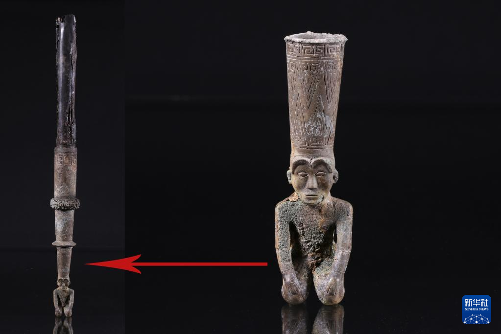 江西樟樹市國字山戰(zhàn)國墓葬出土銅跽坐人鐓（資料圖）。