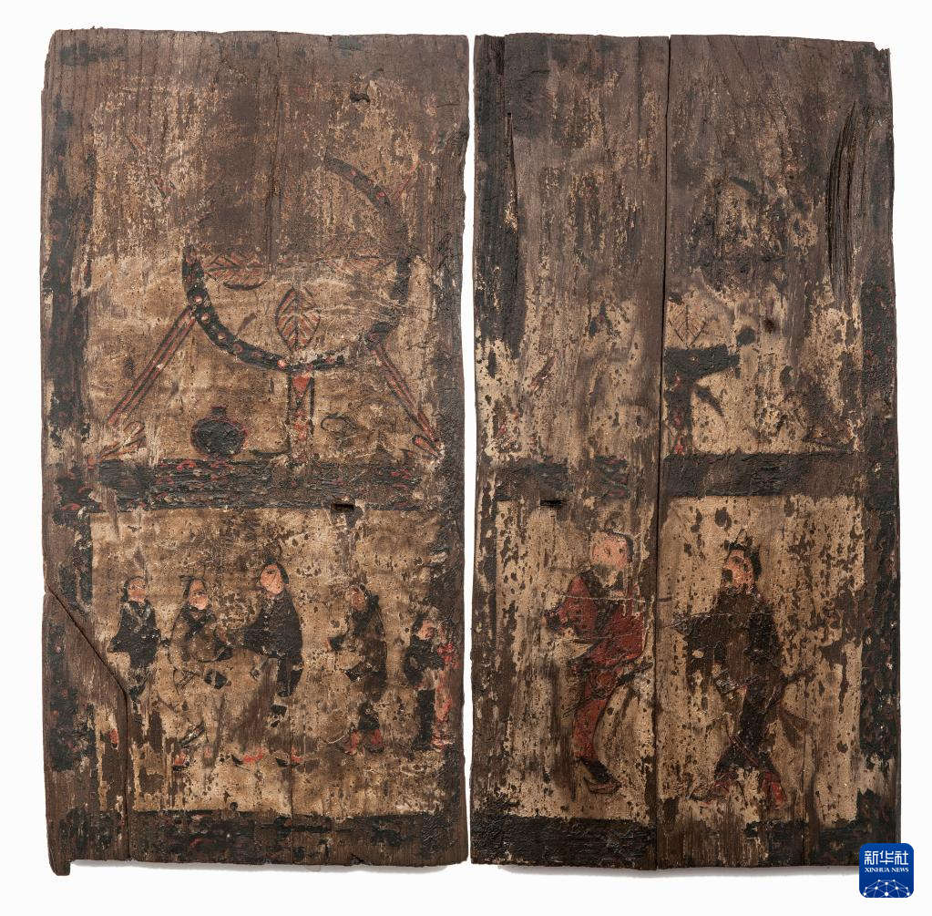 湖北云夢縣鄭家湖戰(zhàn)國秦漢墓地的一處板門繪畫（資料圖）。