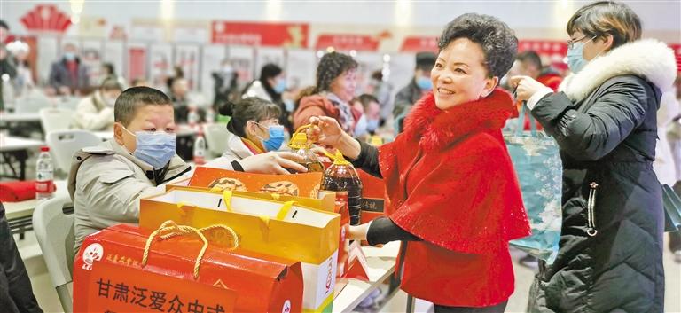 身殘志堅(jiān)的郭淑芳與愛(ài)同行37年 點(diǎn)一盞燈，照亮別人也照亮自己