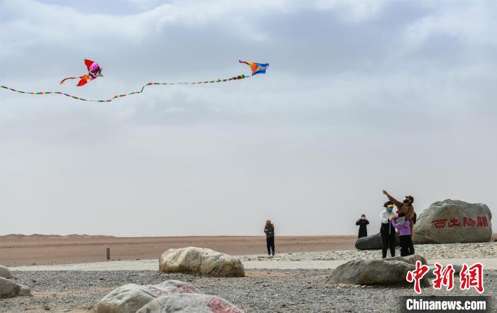 圖為市民正在陽關(guān)景區(qū)放風(fēng)箏?！⊥醣筱y 攝