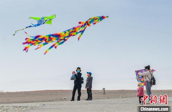 圖為孩童在父母的陪伴下放風(fēng)箏?！⊥醣筱y 攝