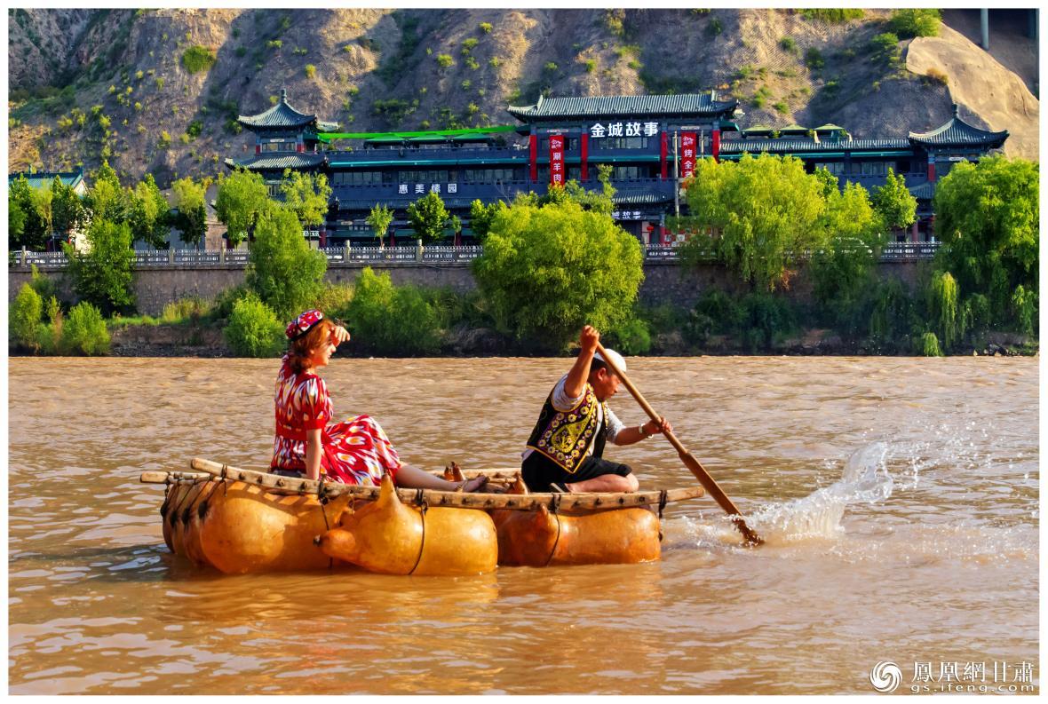 筏子客揮動著劈波斬浪的船槳，槳聲中混搭著風(fēng)聲、水聲和男女對歌的花兒聲。蘭州市文旅局供圖