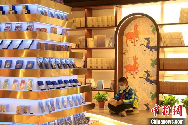 敦煌書(shū)局整體布局融入敦煌文化元素?！↑S燕 攝