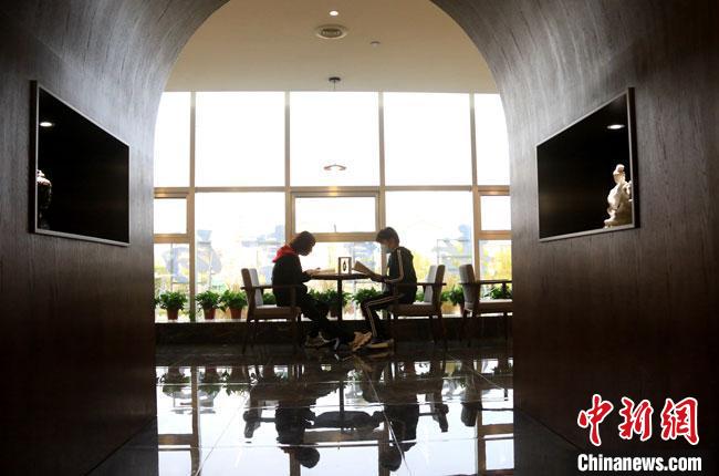 敦煌書(shū)局旨在為讀書(shū)愛(ài)好者提供優(yōu)美的學(xué)習(xí)環(huán)境，更好地學(xué)習(xí)傳承弘揚(yáng)敦煌文化，引領(lǐng)敦煌文化生活新方式?！垥粤?　攝