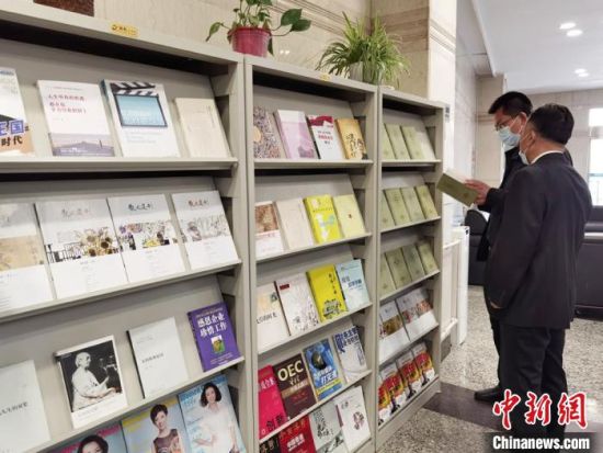 圖為國網(wǎng)甘肅電力黨校的職工書架?！⌒煅?攝