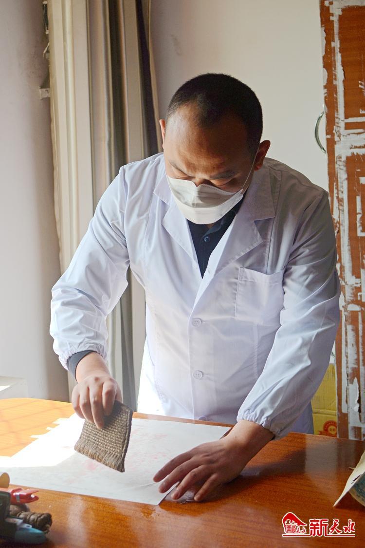 朽爛歷史檔案如何獲新生？看修復(fù)師“妙手回春”