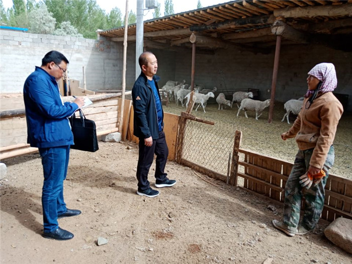 巡察組在肅北縣黨城灣鎮(zhèn)東山村牧民家中開(kāi)展入戶走訪.jpg