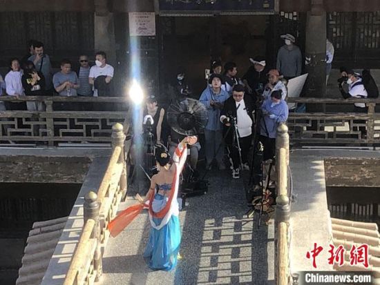 圖為5月以來，“奧大?！敝辈ガF(xiàn)場(chǎng)引游客圍觀?！《鼗褪形麄鞑抗﹫D