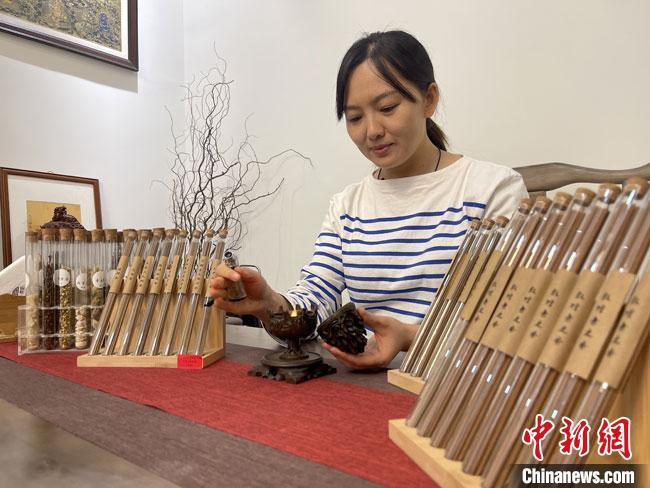 圖為魯雯展示燃香禮儀?！「攥?攝