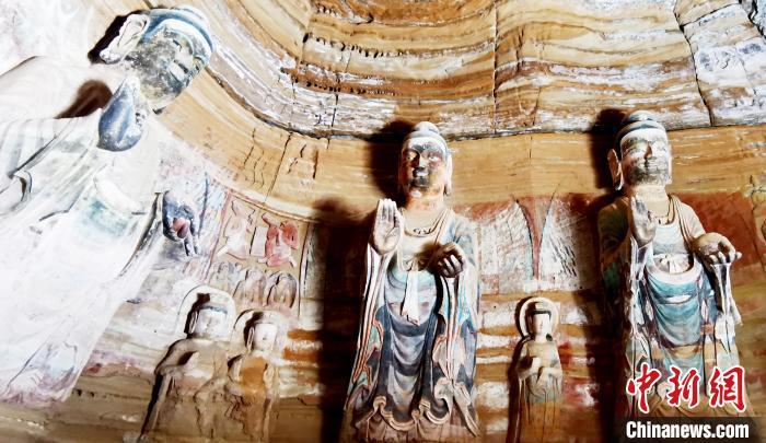 北石窟寺窟內(nèi)造像因受水顯得斑駁?！“瑧c龍 攝