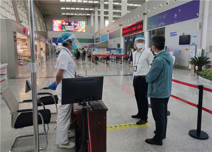 7月15日，金昌市金川區(qū)紀(jì)委監(jiān)委駐區(qū)委政法委紀(jì)檢監(jiān)察組在金昌機(jī)場(chǎng)監(jiān)督檢查疫情防控措施落實(shí)情況。王曉梅攝.jpg