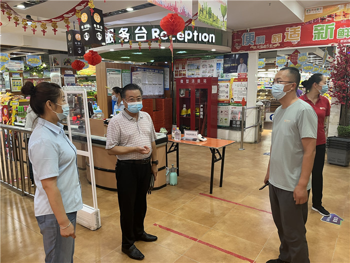 7月15日，酒泉市玉門(mén)市疫情防控督查組在隴商聯(lián)華超市監(jiān)督檢查疫情防控措施落實(shí)情況。 .jpg