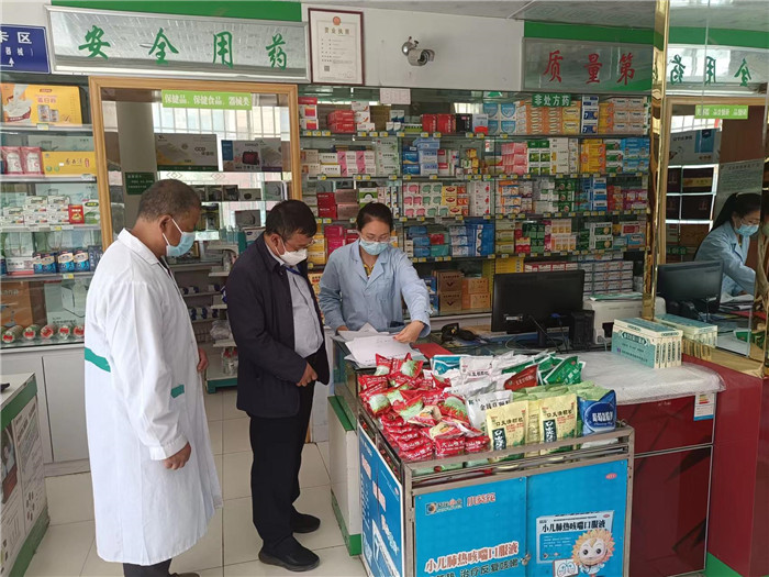 甘南州合作市紀(jì)委監(jiān)委第一督查組在合作市世紀(jì)大藥房進(jìn)行督查檢查。.jpg