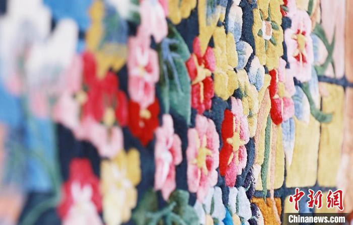 圖為手工地毯成品?！《姑?攝