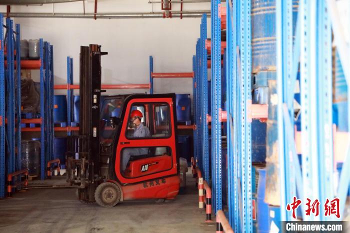 圖為甘肅省危險廢物處置中心危險廢物儲存庫?！∥航ㄜ?攝