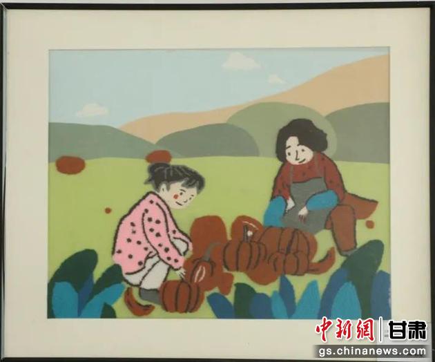 嘉峪關(guān)市新城鎮(zhèn)新城村農(nóng)業(yè)產(chǎn)業(yè)園區(qū)內(nèi)，母女兩人在摘南瓜。刺繡 馬艾米乃 繡稿 敬紅霞