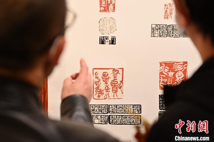 圖為甘肅蘭州，參展作品吸引參觀者。 中新社記者 李亞龍 攝