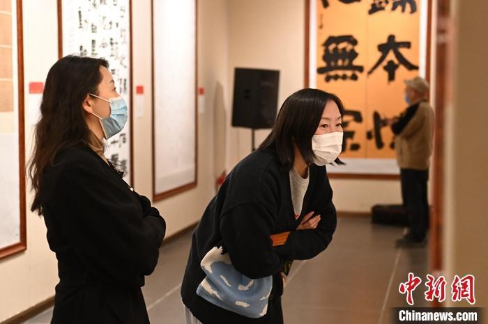 圖為甘肅蘭州，參展書法作品吸引參觀者。 中新社記者 李亞龍 攝