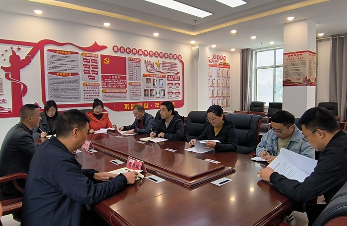 10月19日，康縣紀(jì)委監(jiān)委組織部分班子成員，辦公室、信訪室、案管室、審理室、紀(jì)檢監(jiān)察室等相關(guān)工作人員開(kāi)展黨的二十大報(bào)告專題討論。.jpg