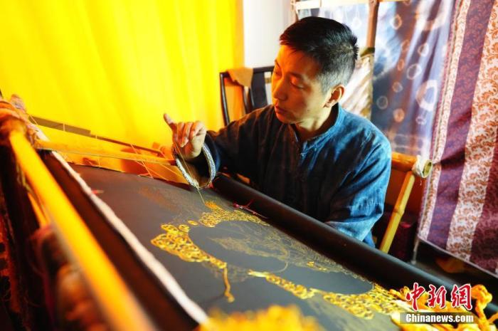 系統(tǒng)性挖掘整理古代敦煌刺繡，是甘肅天水市級(jí)非遺代表性項(xiàng)目武山刺繡代表性傳承人劉云帆這兩年最緊要的工作之一。圖為劉云帆在創(chuàng)作富含敦煌刺繡元素的作品。 中新社發(fā) 謝秉錫 攝 