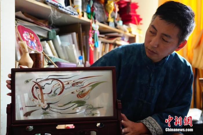 圖為劉云帆展示敦煌元素的刺繡作品。 中新社發(fā) 謝秉錫 攝