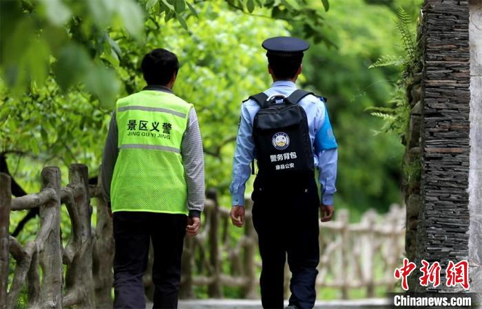 圖為民警背警務(wù)小包在轄區(qū)景區(qū)開展工作。(資料圖) 甘肅省公安廳供圖