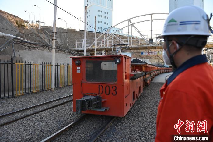 圖為工作人員正在觀察車輛運行情況?！±顏嘄?攝