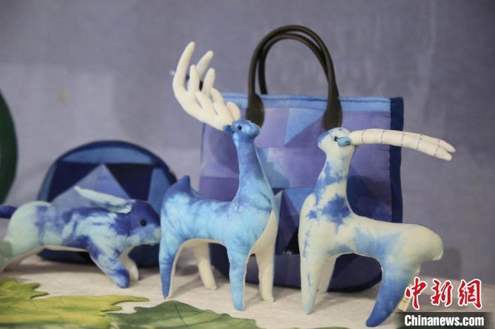 圖為許靜的非遺文創(chuàng)作品。(資料圖) 甘肅省非遺保護(hù)中心供圖