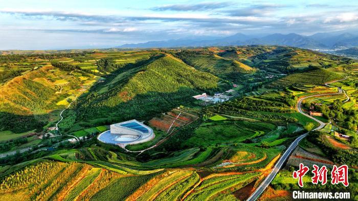 航拍視角下的樺林古動(dòng)物化石埋藏原址館。該館位于臨夏州和政縣。(資料圖) 和政宣傳部供圖