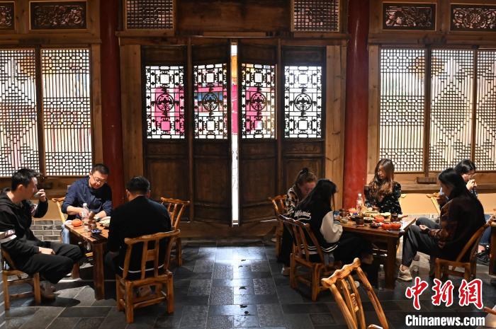 圖為甘肅天水市秦州區(qū)平南鎮(zhèn)蘇灣村民俗莊園內(nèi)的“圍爐煮茶”網(wǎng)紅打卡點(diǎn)。(資料圖) 李亞龍 攝