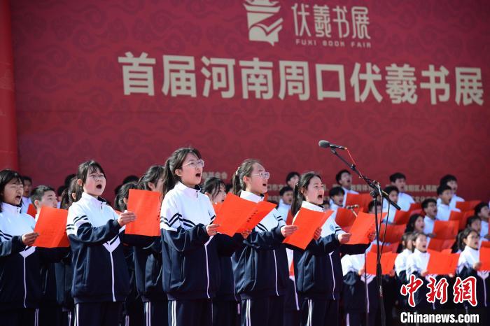 圖為學(xué)生們在開幕式上誦讀經(jīng)典?！×赫赵?攝