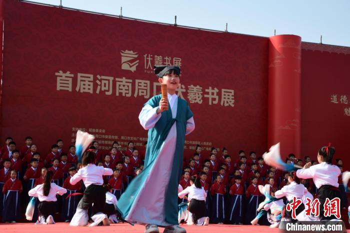 圖為學(xué)生們在開幕式上誦讀經(jīng)典?！×赫赵?攝