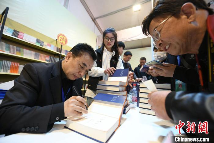 圖為作家王躍文現(xiàn)場簽名售書?！×赫赵?攝