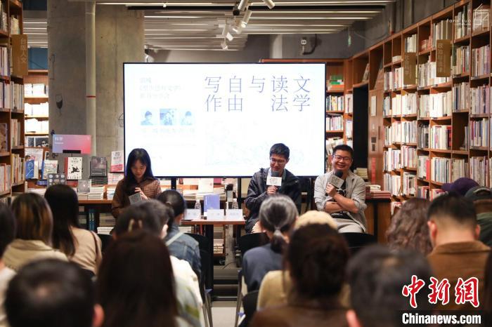 《至少還有文學(xué)》推出：在今天，我們?yōu)槭裁催€需要文學(xué)？