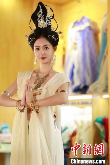 圖為身著“飛天裝”的敦煌大漠“逐舞者”奧楠。(資料圖) 敦煌市委宣傳部供圖