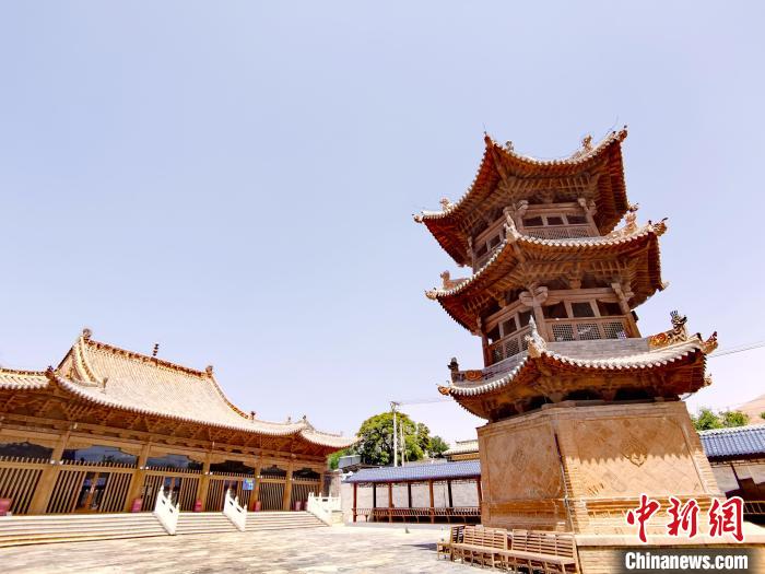 圖為阿河灘清真寺局部?！?zhí)砀?攝