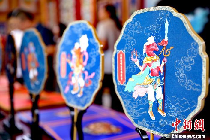 圖為唐卡延伸產(chǎn)品?！⊙Φ?攝